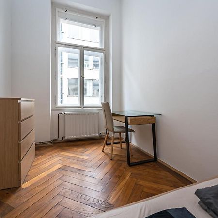 New Town Central Apartment Prag Exterior foto