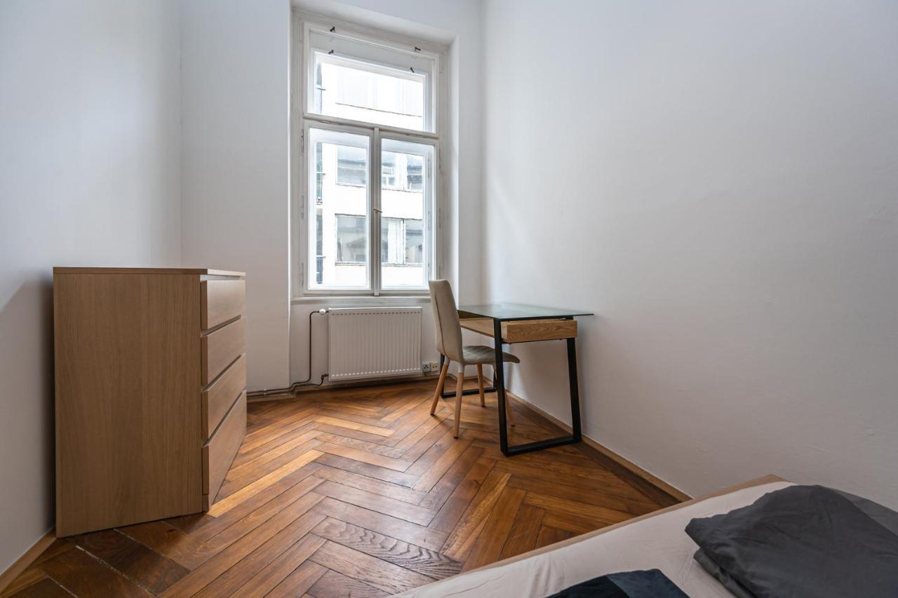 New Town Central Apartment Prag Exterior foto